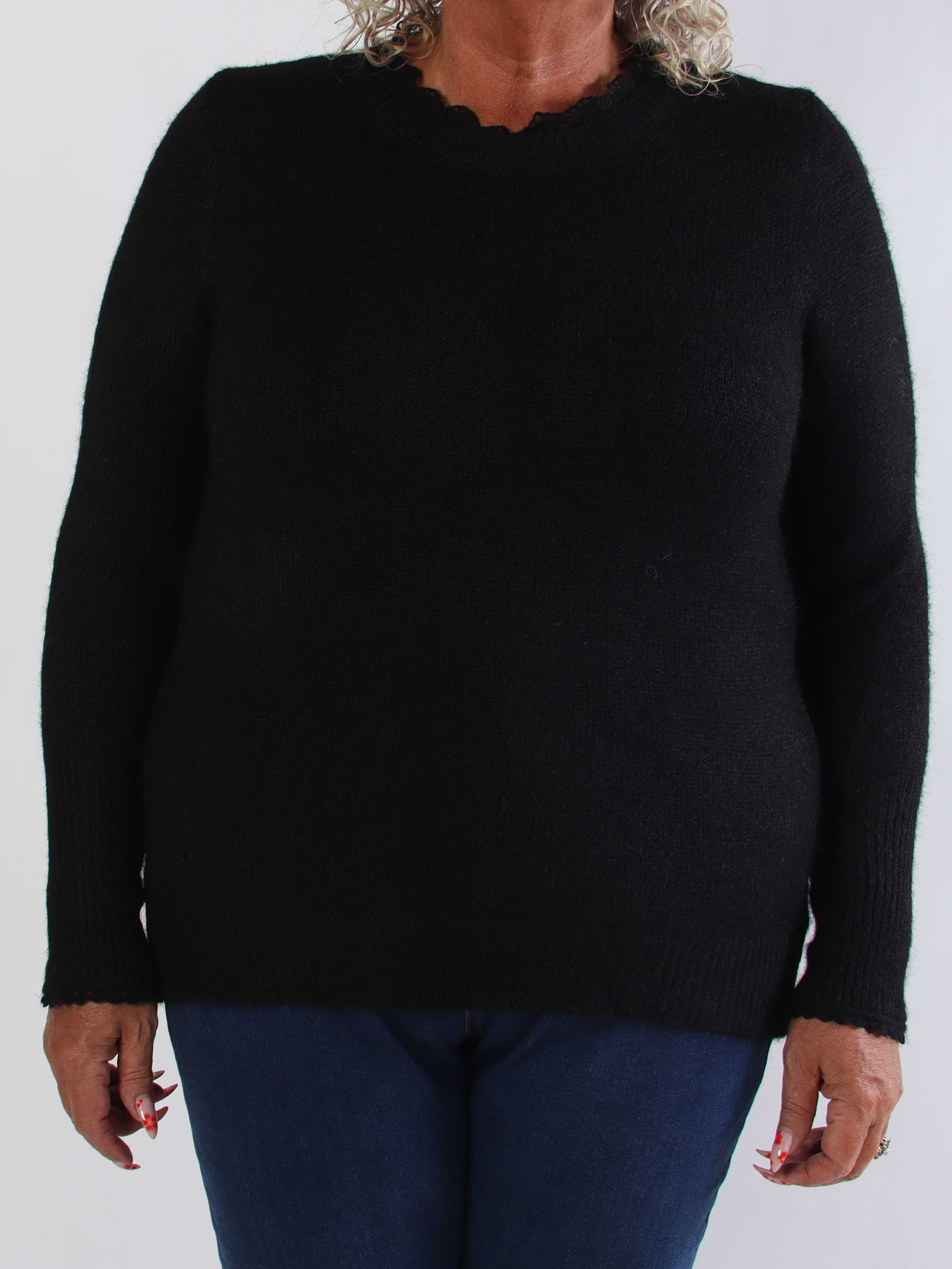 Elowen - Plus size strikbluse med blondekanter ved halsudskæringen og ærmerne